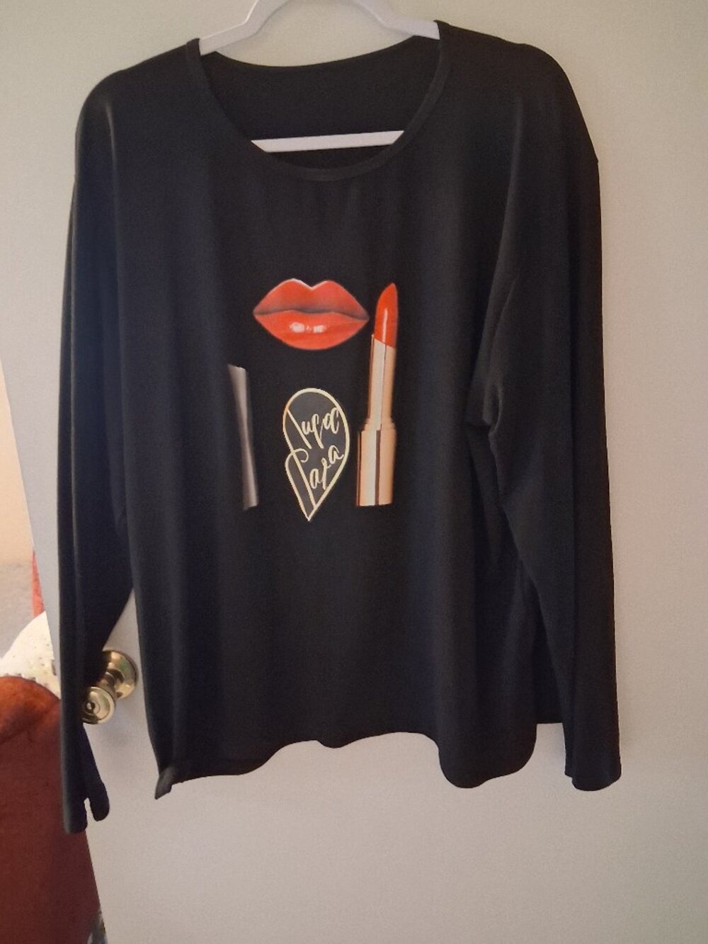 woman's black top with lipstick on front 4X new